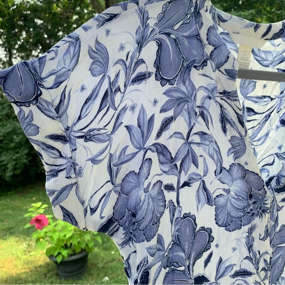 H&M Blue & White Floral Print Rayon Top w/ Cuffed Sleeves & Notched Neck size 8 - Picture 5 of 12